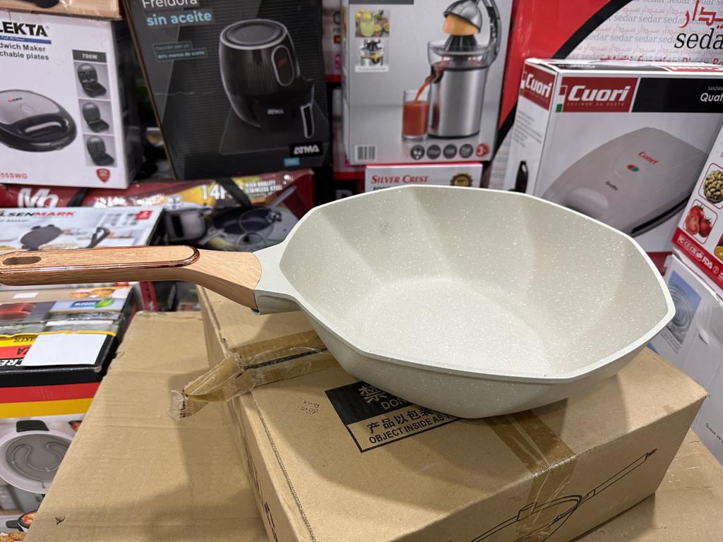 LOT 32CM FRYING PAN