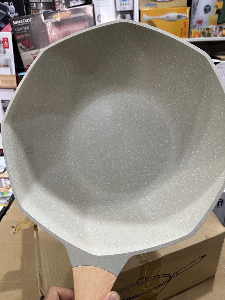 LOT 32CM FRYING PAN